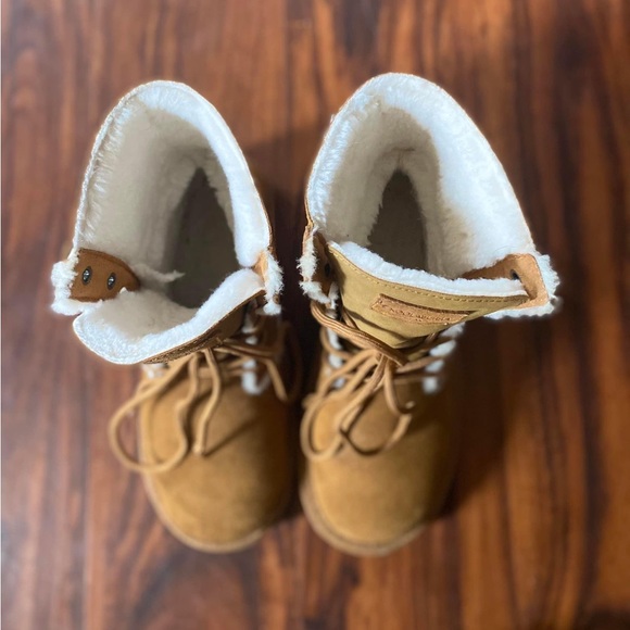 Kookaburra by UGG boots! Worn once. - Picture 2 of 4